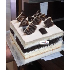 1/2 kg Coffee with chocolate square shape cake
